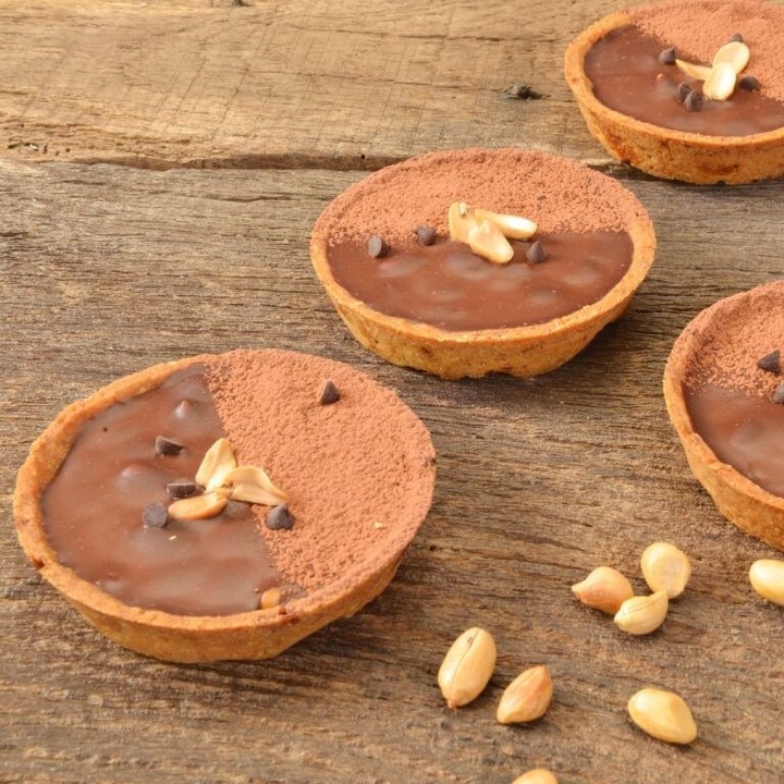 Tartelette snickers bio :
Vertigineux mélange de chocolat et caramel. Des cacahuètes ultra croquantes, torréfiées au manioc. Vous allez tomber !
Ce dessert accompagné d’un verre de la lait bio va séduire les enfants comme les adultes. Retrouvez dans vos souvenirs, le petit goût de la barre chocolatée bien connue.😍