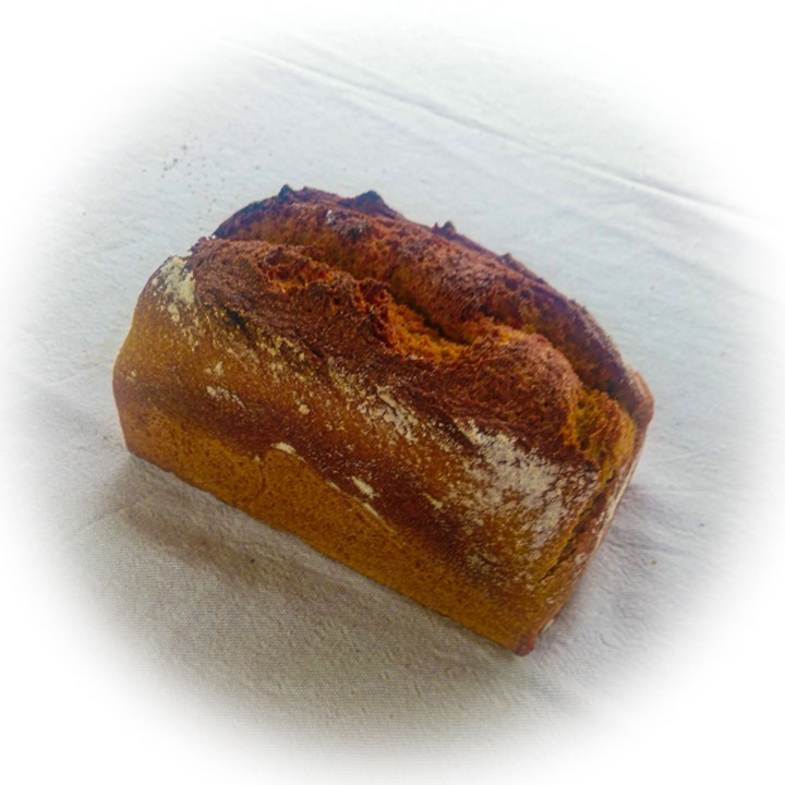 👀Focus sur le pain de Khorasan / KAMUT®
🌿Le Khorasan provient de la famille des "céréales anciennes" c'est-à-dire que ce sont des grains qui n'ont pas été où très peu modifier par les semenciers comme l'est le froment.
Il est originalement cultivé dans la région de Khorassan (nord-est de l'Iran), d'où il tire son nom.
✈️Le blé khorasan est maintenant connu de toute grâce à un aviateur américain Earl Dedman qui en 1949 rapporte quelques grains de blé d'Égypte dans le Montana pour les multiplier.
On ne sait pas encore comment le blé Khorasan a été introduit en Égypte.
🤴Les légendes racontent que ce serait le blé du roi Toutankhamon ou que Noé l'aurait emporté dans son arche ce qui lui a valu le nom de "blé du prophète"
⚗️C'est ensuite un doctorant en Biochimie Bob Quinn qui réussit à accroitre sa popularité. Le blé Khorasan est commercialisé sous la marque KAMUT® déposée en 1990 et est cultivé en Amérique du Nord.
Même si le blé Khorasan possède du gluten, il est mieux toléré que le froment.
Nous utilisons le blé KAMUT® dans le pain Meule de Pierre (30% de KAMUT®), et dans le pain KAMUT® (100%).
Nous l'utilisons en type 150 donc en intégrale.
💪C'est un pain indiqué pour lutter contre les maladies cardio-vasculaires grâce à son taux d'antioxydant. Lutte contre la fatigue avec sa teneur en zinc et magnésium. C'est un pain avec un faible indice glycémique et idéal pour les régimes et les sportifs.